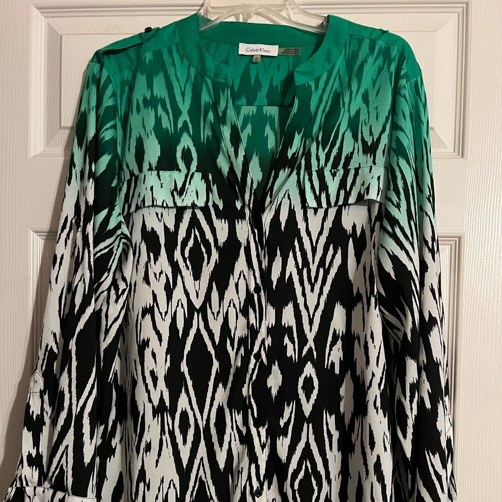 Beautiful silky green fade into black dress shirt. 1X. Great condition